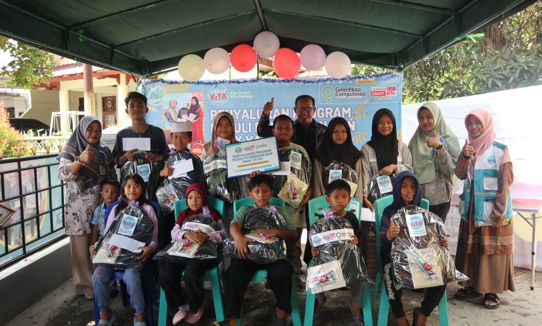 Foto bersama penerima program peduli pendidikan